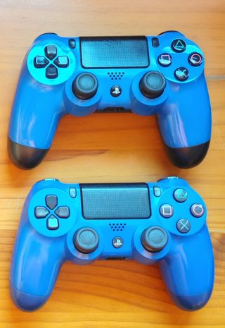 PlayStation 4 con 2 mandos y accesorios FW 11.02