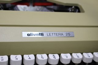 Máquina de escribir Olivetti Lettera 25. Años 70.