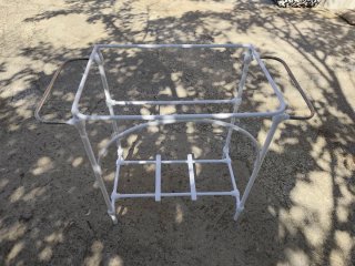 Mesa antigua lavabo metal.