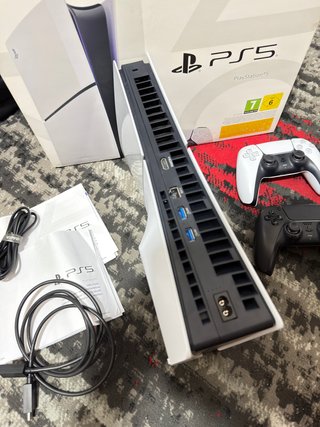 PlayStation 5 Slim 1TB SSD + 2 Mandos