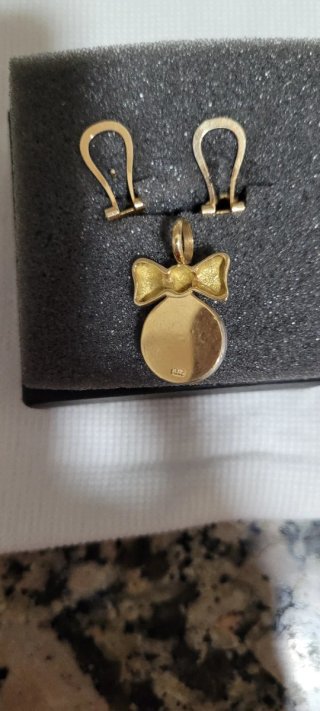 Conjunto de Pendientes y Colgante con Perlas