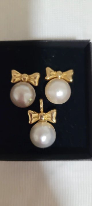 Conjunto de Pendientes y Colgante con Perlas