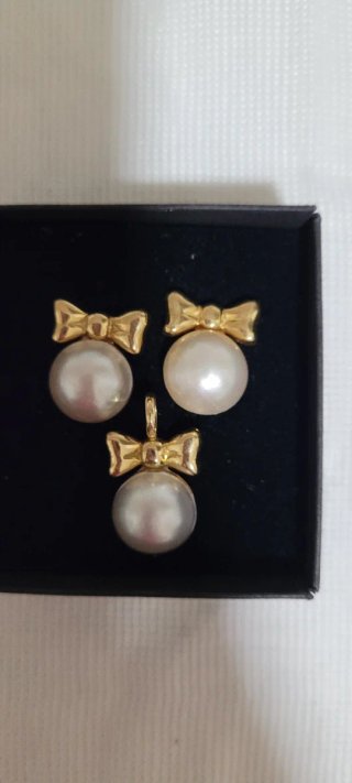 Conjunto de Pendientes y Colgante con Perlas