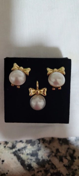 Conjunto de Pendientes y Colgante con Perlas