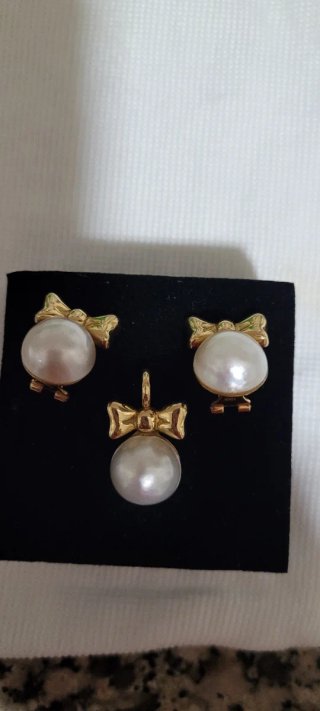 Conjunto de Pendientes y Colgante con Perlas