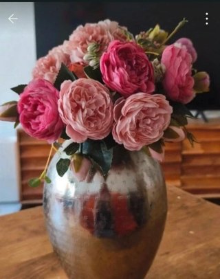 Jarrón Metálico Plateado con Flores Rosas