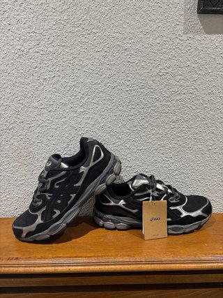 Asics Gel NYC Negras y Plateadas