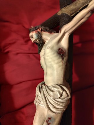 Cristo de madera tallada firmada y de 1915.