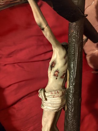 Cristo de madera tallada firmada y de 1915.