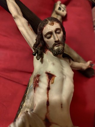 Cristo de madera tallada firmada y de 1915.