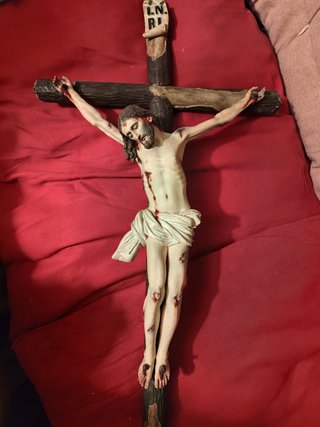 Cristo de madera tallada firmada y de 1915.