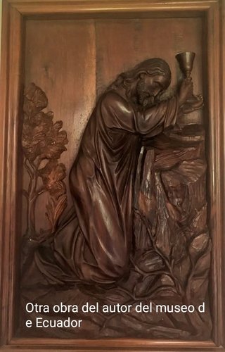 Cristo de madera tallada firmada y de 1915.
