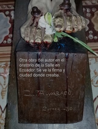 Cristo de madera tallada firmada y de 1915.