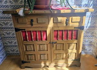 Mueble de madera con puertas y cajones.