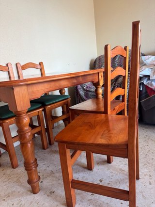 Mesa de comedor y 4 sillas de madera