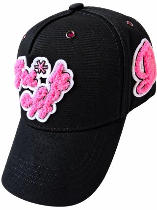 Gorra negra con apliques rosas