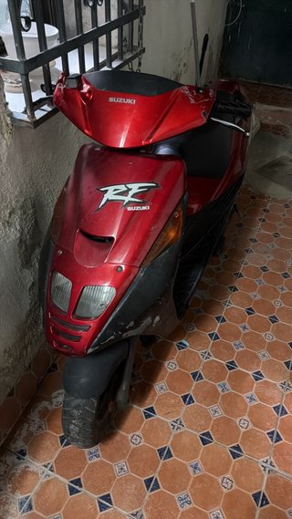 Suzuki RF Scooter Rojo y Negro