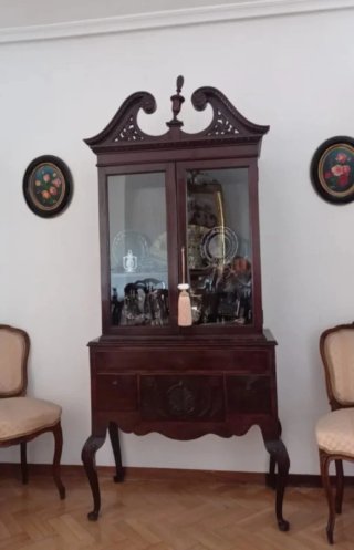 Alacena de madera y cristal