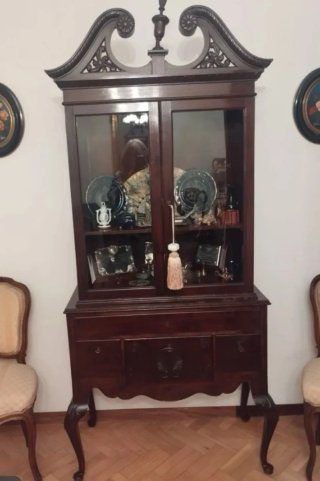Alacena de madera y cristal