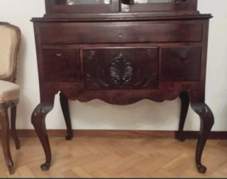 Alacena de madera y cristal