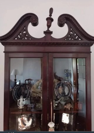 Alacena de madera y cristal