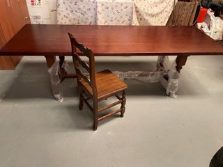 Mesa de madera fuerte con 6 sillas