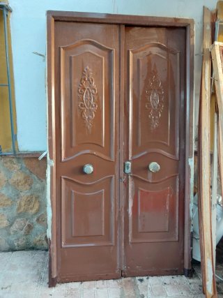 Puerta doble metálica rústica