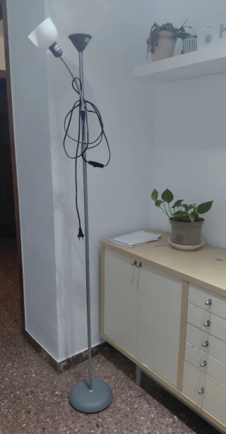 Lámpara de Pie Estilo Minimalista