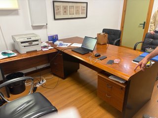 Mesa de despacho en L de madera