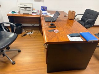 Mesa de despacho en L de madera