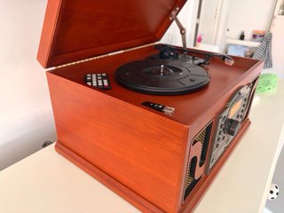 Tocadiscos de madera con radio FM y CD
