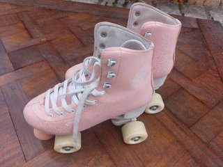 Patines de 4 ruedas rosas y equipo de protección