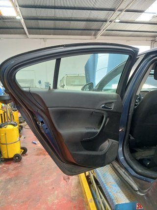 PUERTA TRASERA IZQUIERDA Opel Insignia Sports Tourer (2008->)