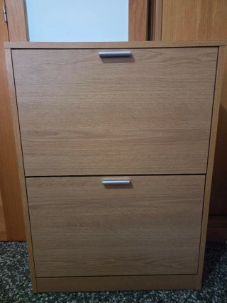 Zapatero de madera marrón