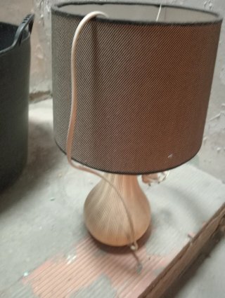 Lámpara de mesa con pantalla de tela