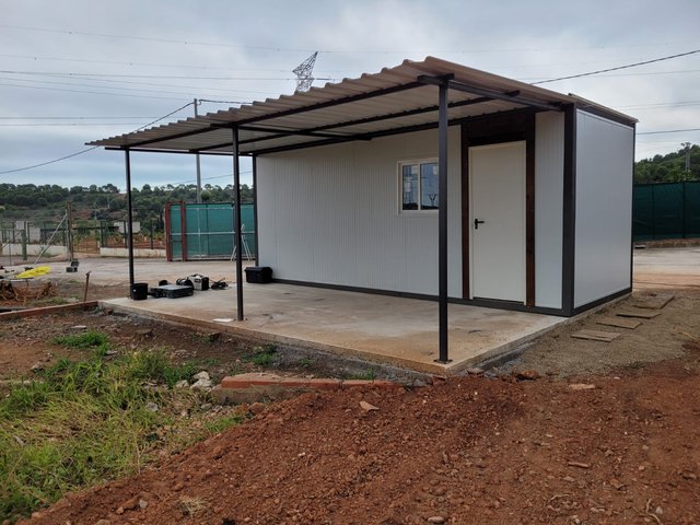 Caseta de Campo con Panel Sándwich