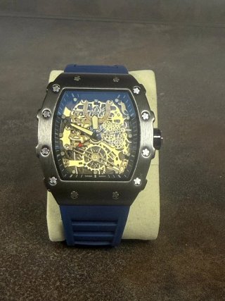 Reloj MOD estilo Rich Mill negro y caucho azul