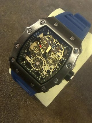 Reloj MOD estilo Rich Mill negro y caucho azul