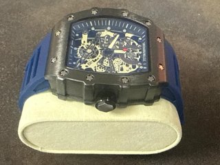 Reloj MOD estilo Rich Mill negro y caucho azul