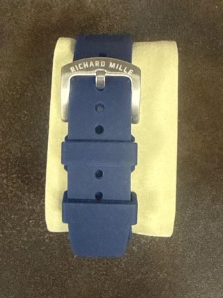 Reloj MOD estilo Rich Mill negro y caucho azul
