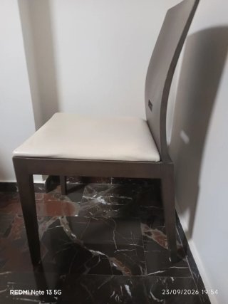 4 Sillas Madera con Asiento Cuero