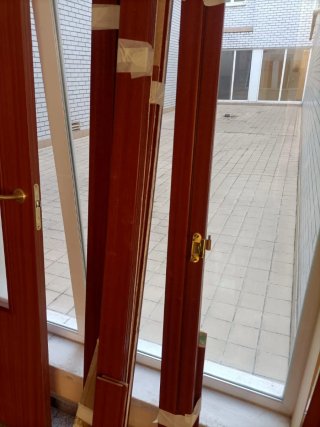 Puerta de madera con cristal