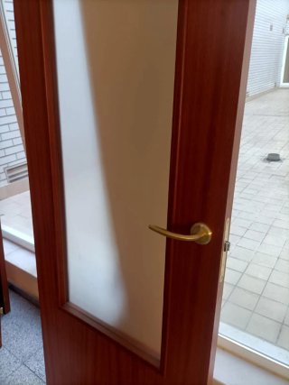 Puerta de madera con cristal