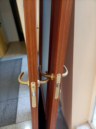 Puerta de madera con cristal