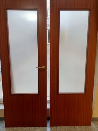 Puerta de madera con cristal