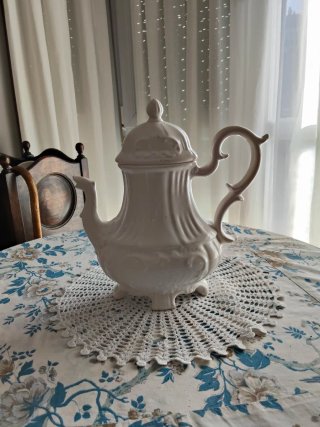 Cafetera de Porcelana Blanca Vintage