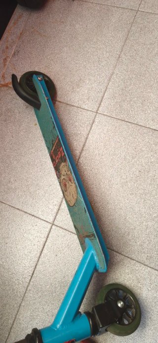 Monopatín azul con diseño