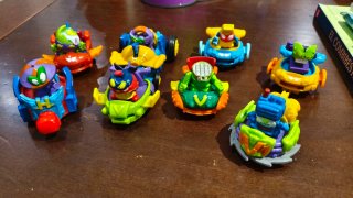 Superthings Vehículos y Figuras