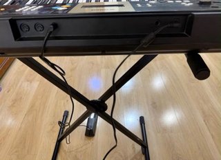 Piano Eléctrico Yamaha con Soporte