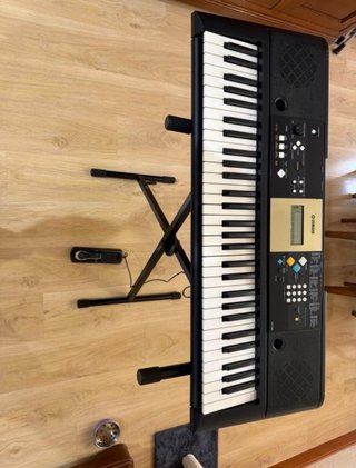 Piano Eléctrico Yamaha con Soporte